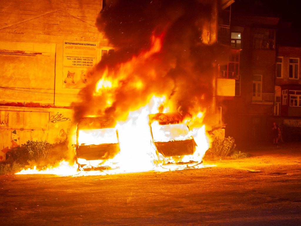 Ночью в Днепре сгорели два микроавтобуса Mercedes Sprinter (ФОТО, ВИДЕО)