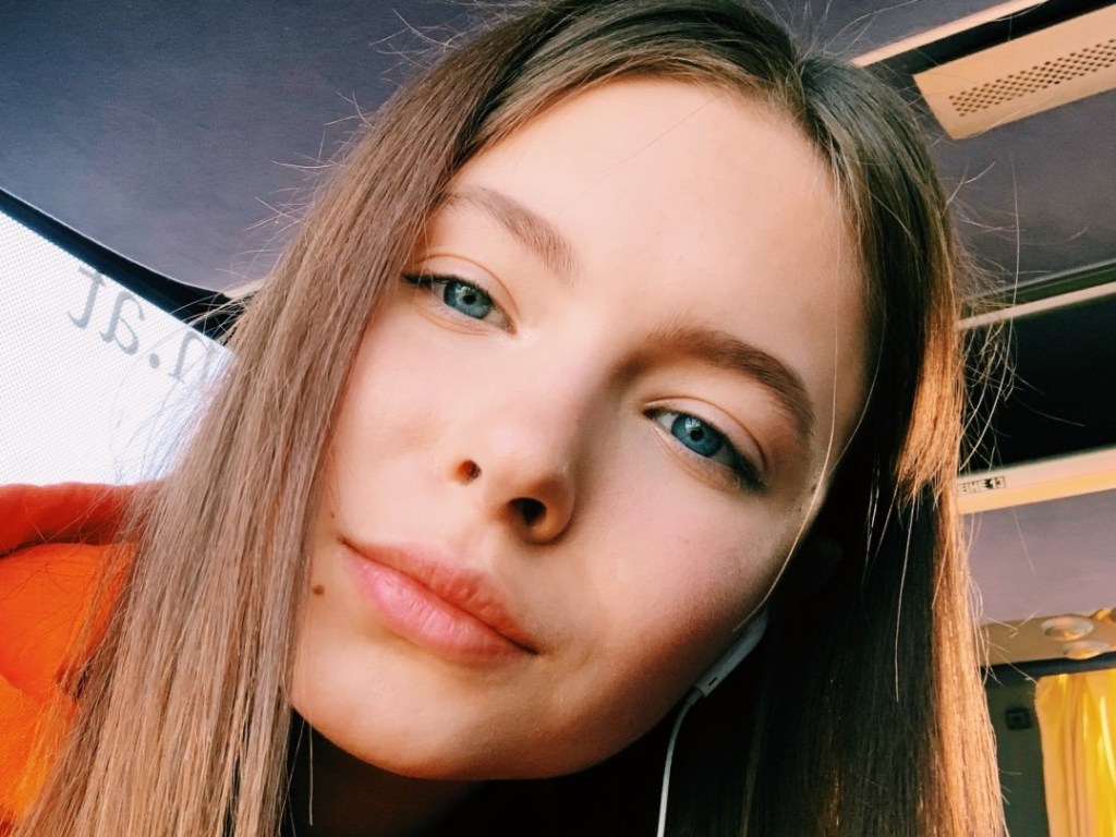 Небрежно и спортивно: дочь Елены Кравец позировала на зеленой лужайке (ФОТО)