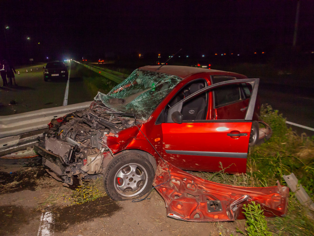 В Днепре пьяный водитель Ford снес разделительный забор и перекрыл дорогу (ФОТО, ВИДЕО)