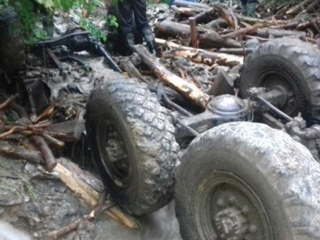 На Закарпатье грузовик с лесорубами рухнул в реку: фото с места аварии  