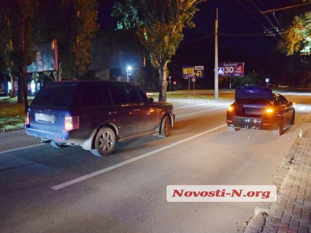 В центре Николаева на проспекте столкнулись Range Rover и BMW (ФОТО)