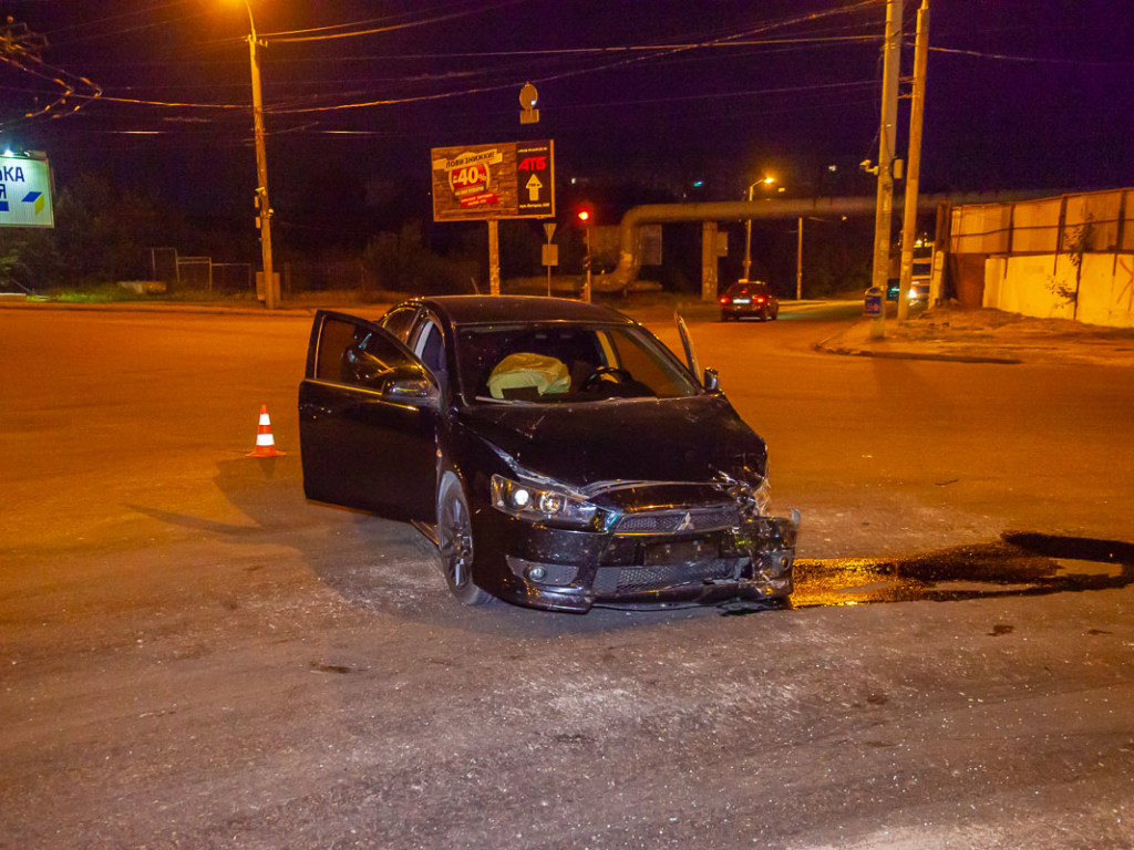 В Днепре дорогу не поделили Mitsubishi и Volkswagen: пострадала пассажирка (ФОТО)