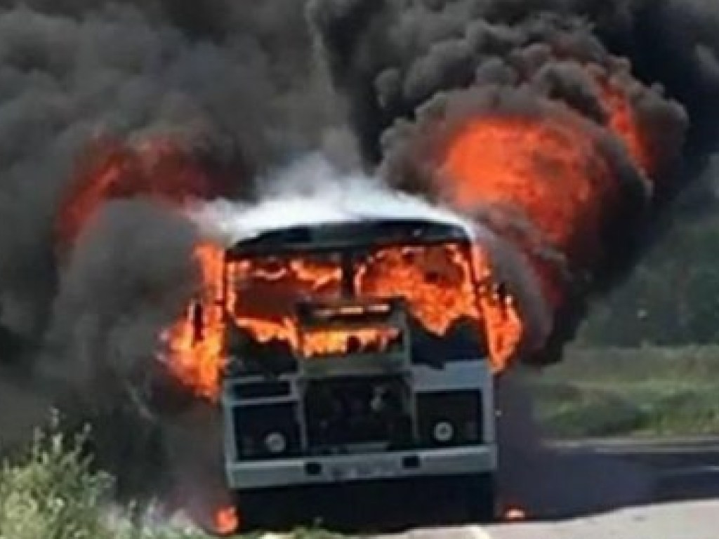 На трассе в Полтавской области сгорел маршрутный автобус (ФОТО)