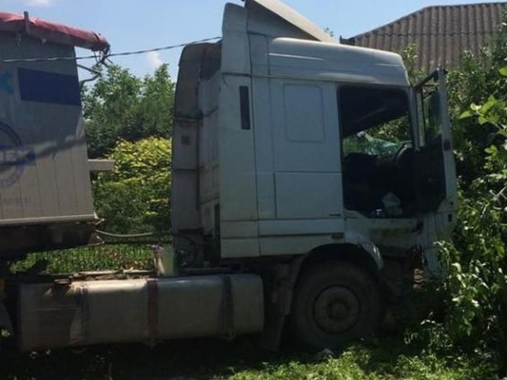 Фура с мертвым шофером снесла забор и электроопору в Тернопольской области (ФОТО)