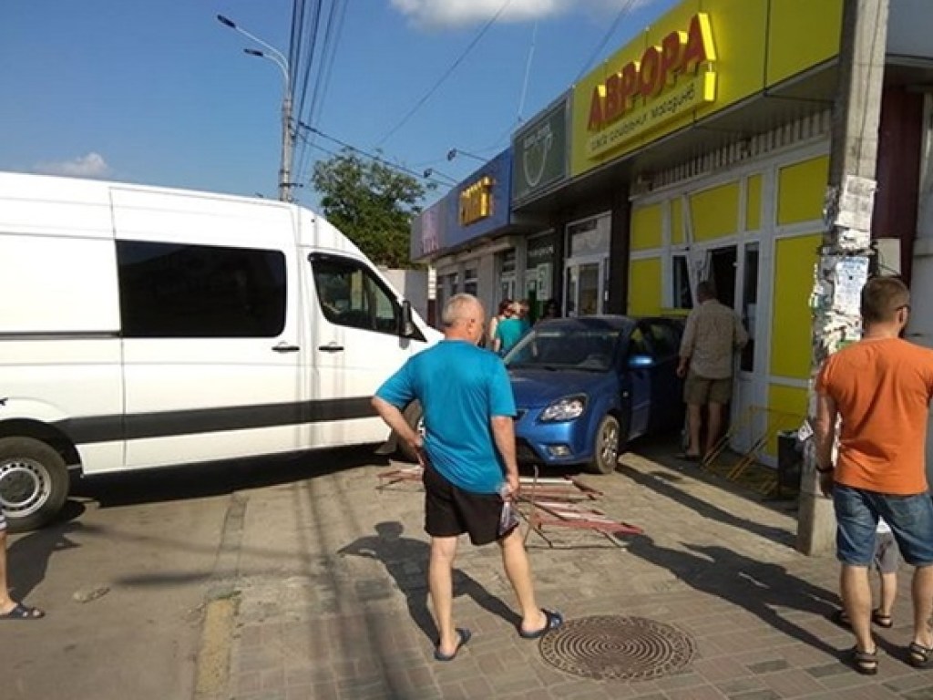 В Житомире водитель KIA из-за глупой неосмотрительности врезался в микроавтобус и снес двери магазина (ФОТО)
