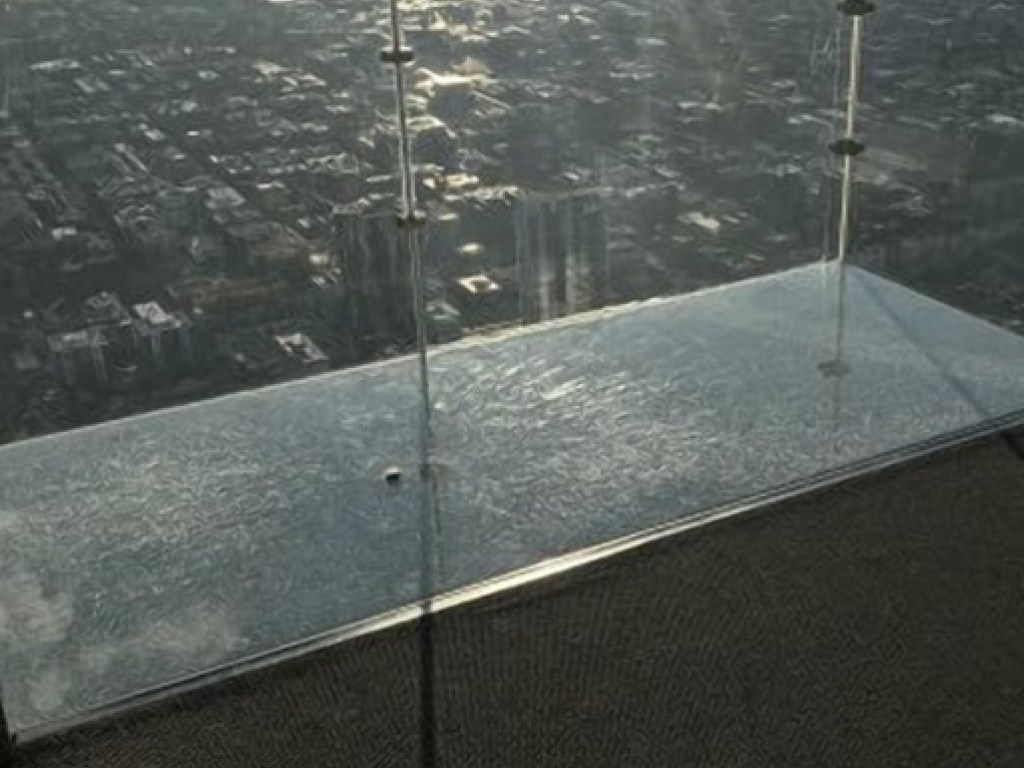 В США стеклянный пол треснул на высоте в 442 метра (ФОТО, ВИДЕО)