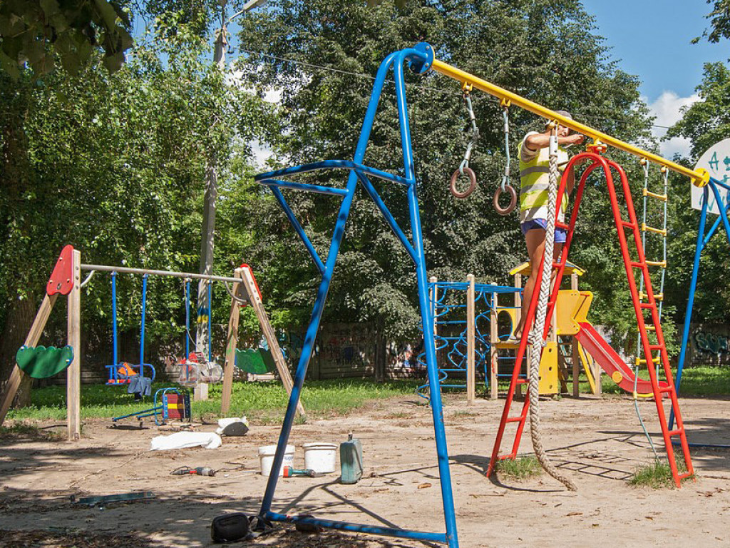 В Харькове дерево рухнуло на детские качели (ФОТО)