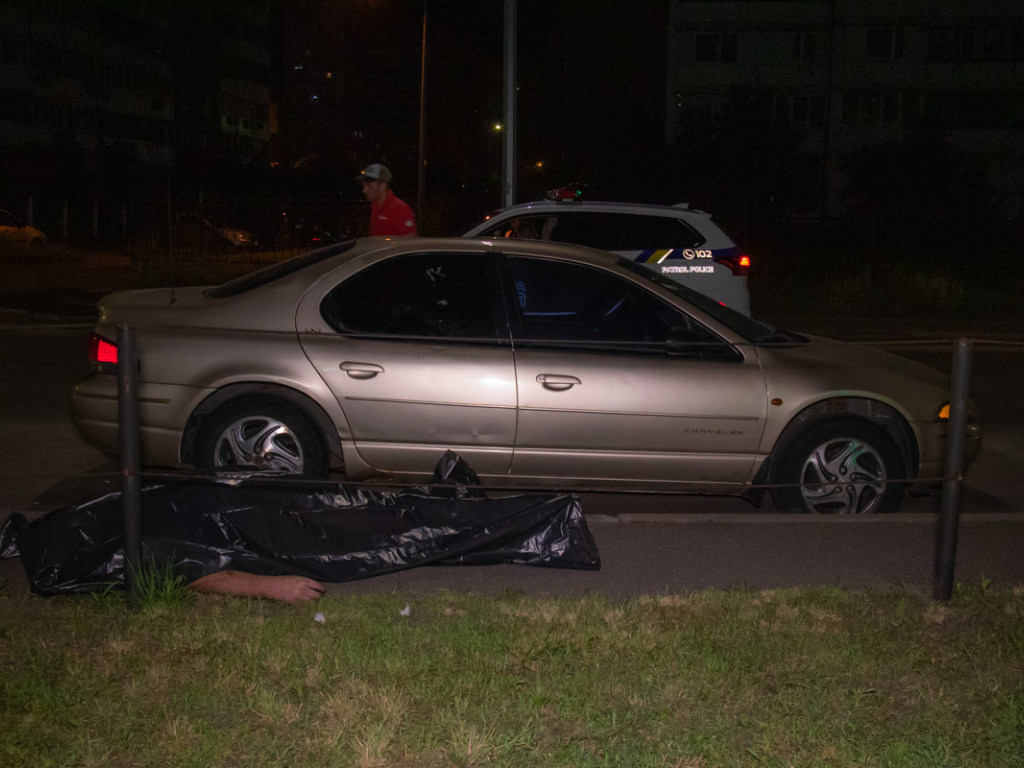 «Меня убивают»: В Киеве на улице мужчина молил о помощи, разбил несколько авто и умер (ФОТО, ВИДЕО)