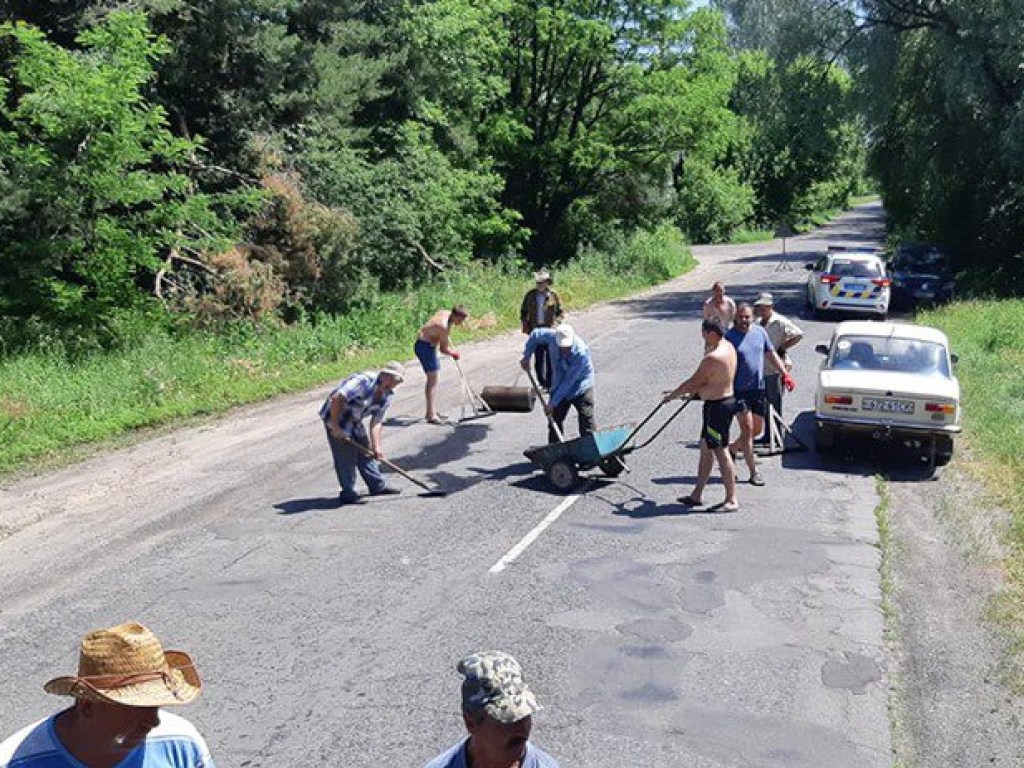 Жители села под Полтавой ремонтируют дорогу за свой счет (ФОТО)