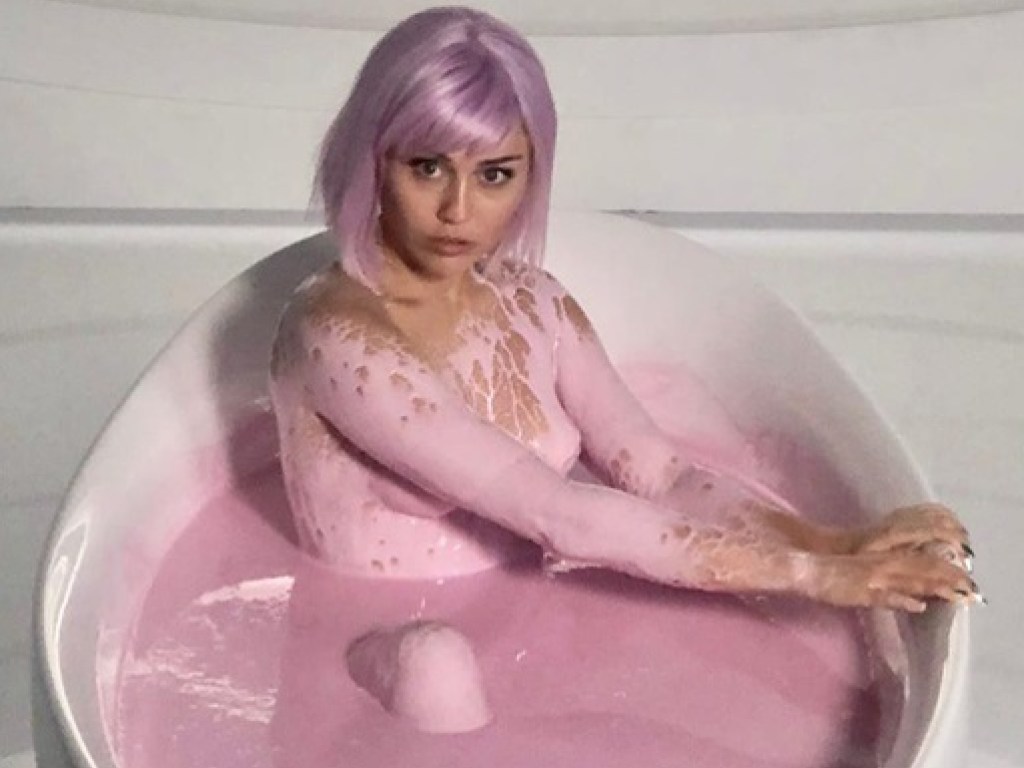 Майли Сайрус с фиолетовыми волосами презентовала новый клип (ФОТО, ВИДЕО)