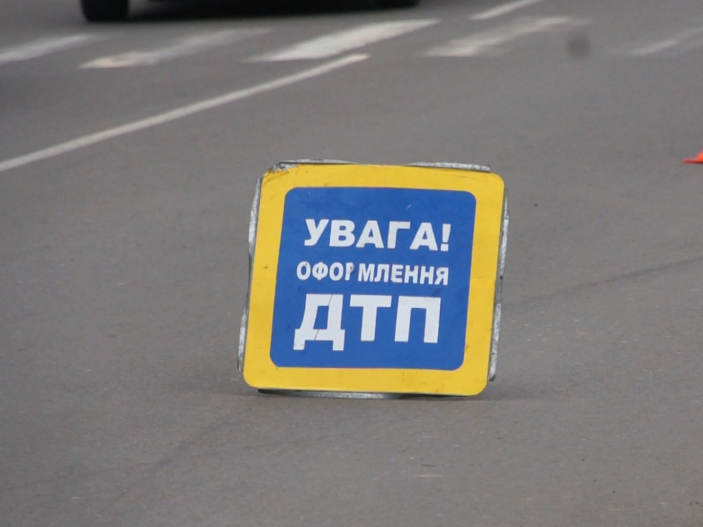 Перепутала педали: в Киеве женщина за рулем авто протаранила три машины (ВИДЕО)