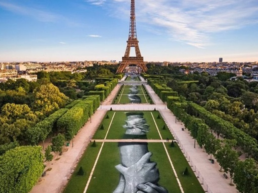 На Марсовом поле в Париже появилось невероятных размеров изображение (ФОТО)