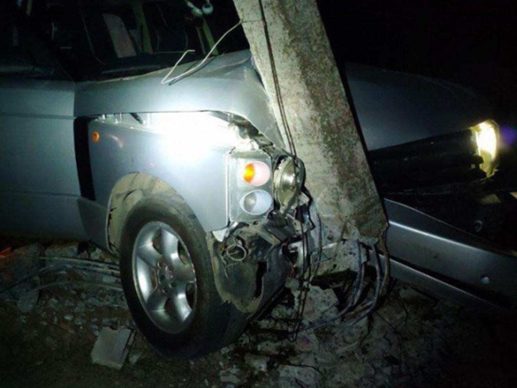 Убегал от патрульных: в Ужгороде водитель Range Rover снес бетонный столб (ФОТО)