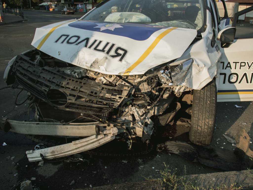 На перекрестке в Киеве столкнулись патрульный Prius и Ford: пострадал полицейский (ФОТО, ВИДЕО)