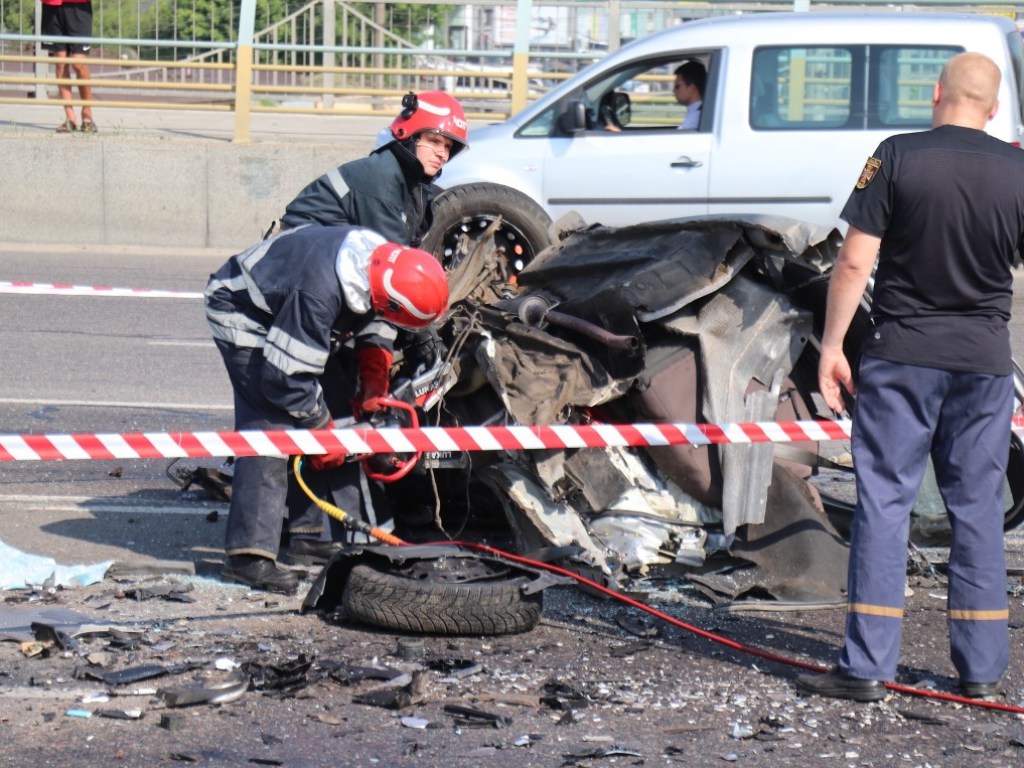 Жуткое ДТП на столичной Демеевке: Chevrolet превратилось в груду металлолома, 4 человека погибли (ФОТО, ВИДЕО)