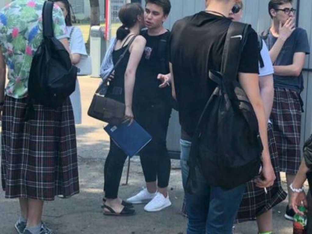 В Минске ученики колледжа пришли на уроки в юбках (ФОТО)