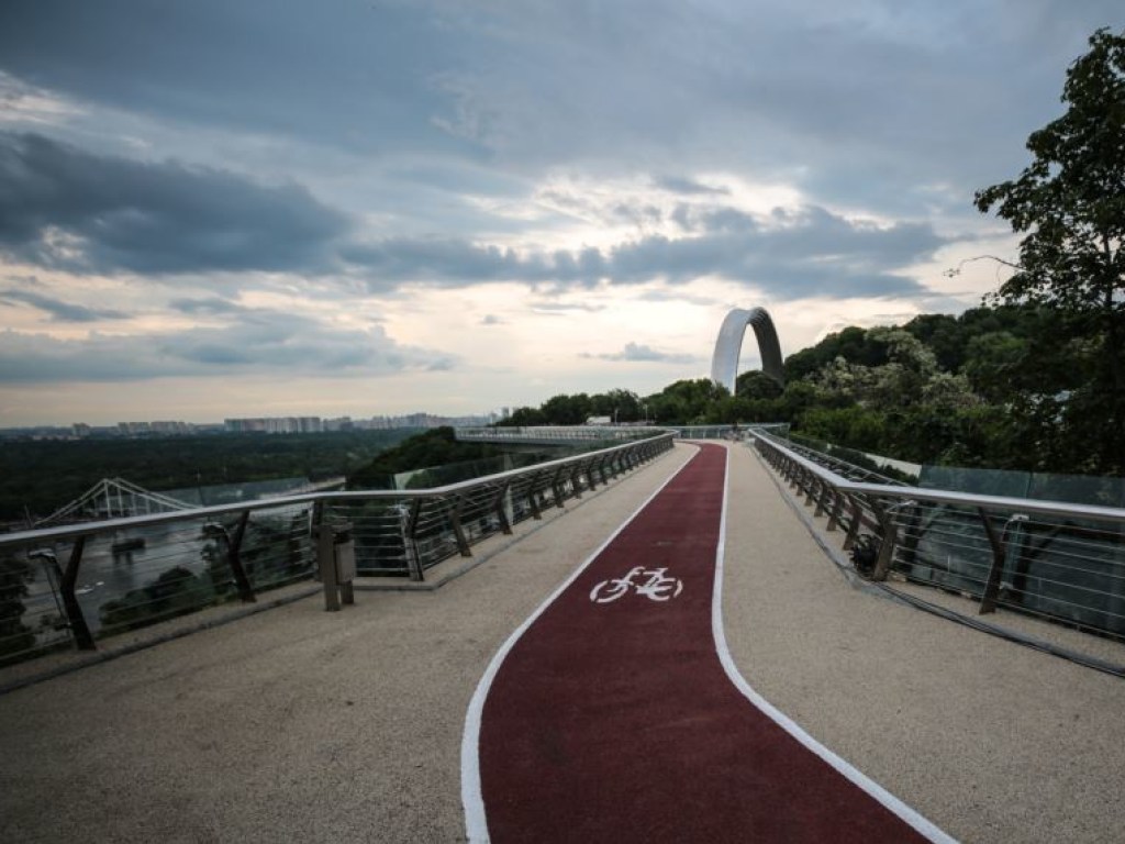 «А потом удивляются, что лопнуло стекло»: На скандальном «мосту Кличко» заметили авто нардепа (ФОТО)