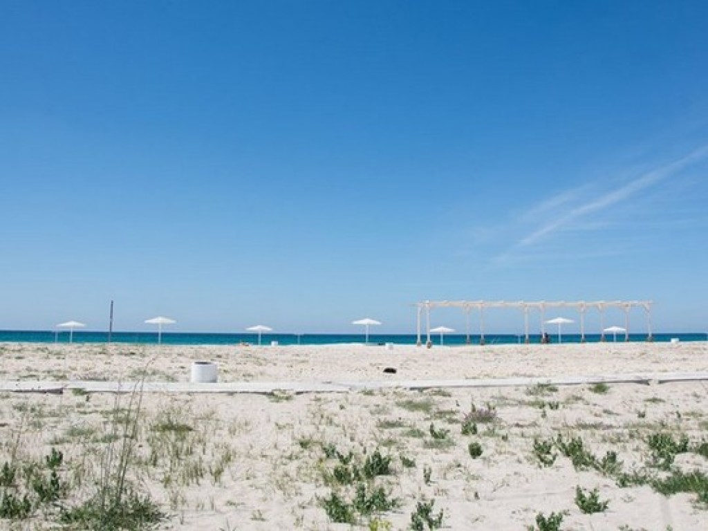 В Сеть попали фото пустых пляжей в Крыму в разгар курортного сезона
