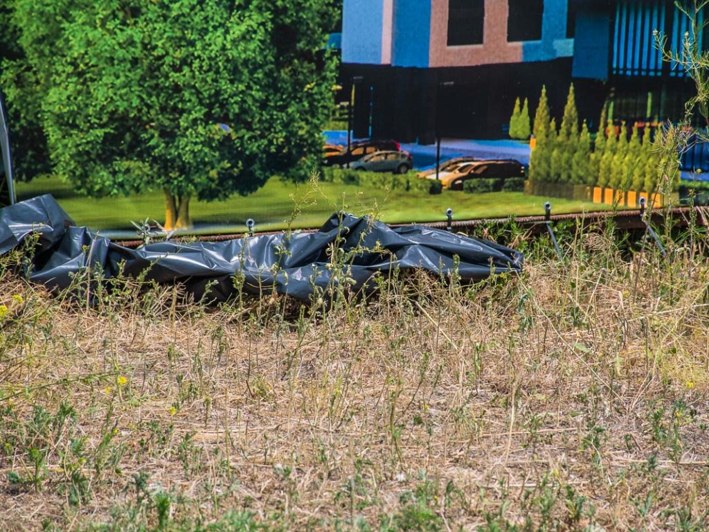 Возле Харьковской площади в столице обнаружили почерневший труп (ФОТО, ВИДЕО)