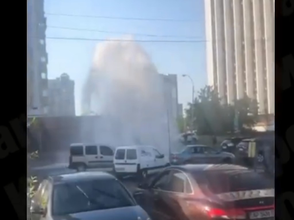 Коммунальная авария: на Левом берегу Киева из-под земли забил фонтан (ВИДЕО)
