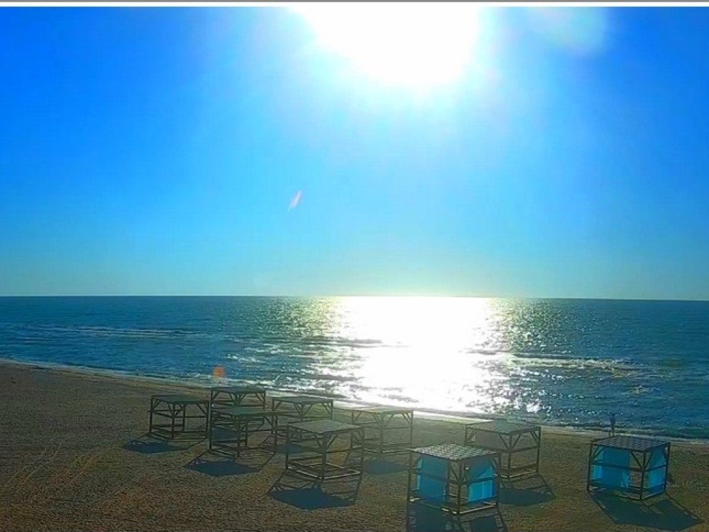 Над курортом в Азовском море взошло белое солнце (ФОТО)