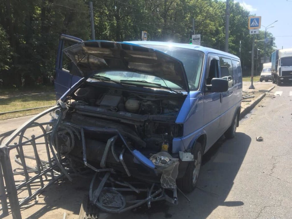 Микроавтобус смял ограждение в Харькове (ФОТО)