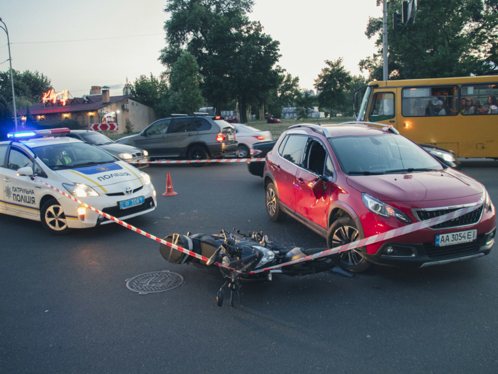 Иномарка начала неожиданный разворот: в Киеве мотоциклист врезался в Peugeot (ФОТО, ВИДЕО)