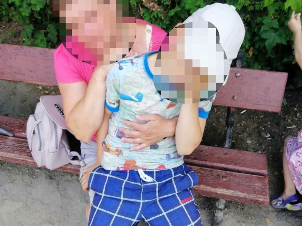 Под Киевом женщина оставила сына с ДЦП на лавочке