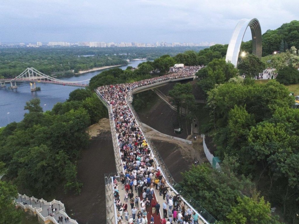 «Пора открывать метро»: По «мосту Кличко» проехал грузовик коммунальных служб (ВИДЕО)