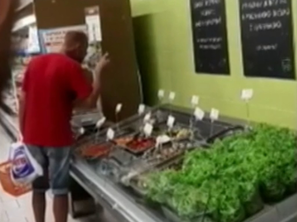В Днепре посетитель магазина начал есть маринованные овощи прямо с прилавка (ФОТО)