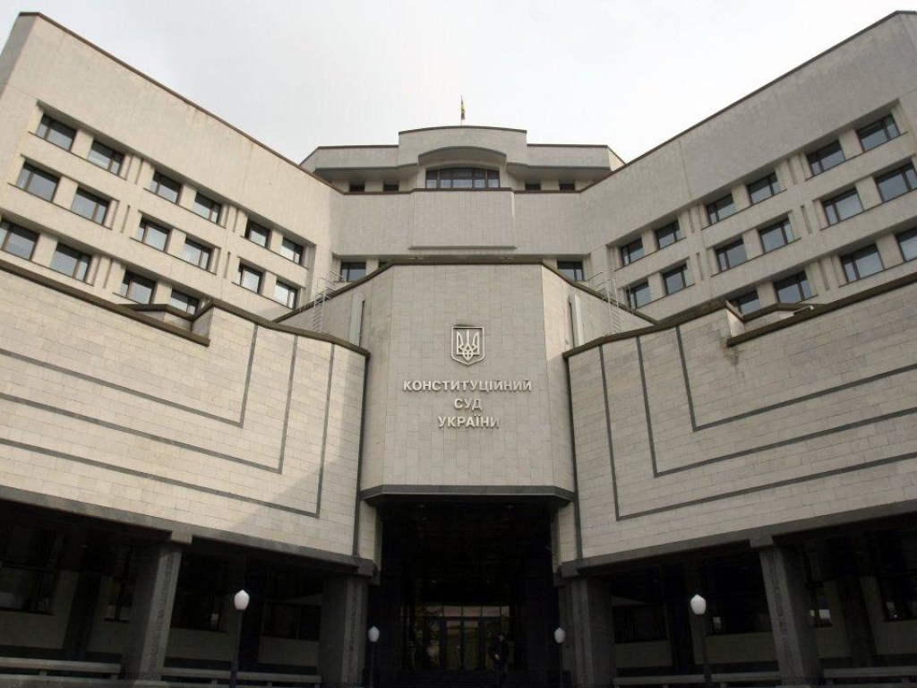 В КСУ признали конституционным указ Зеленского о роспуске Рады &#8212; СМИ