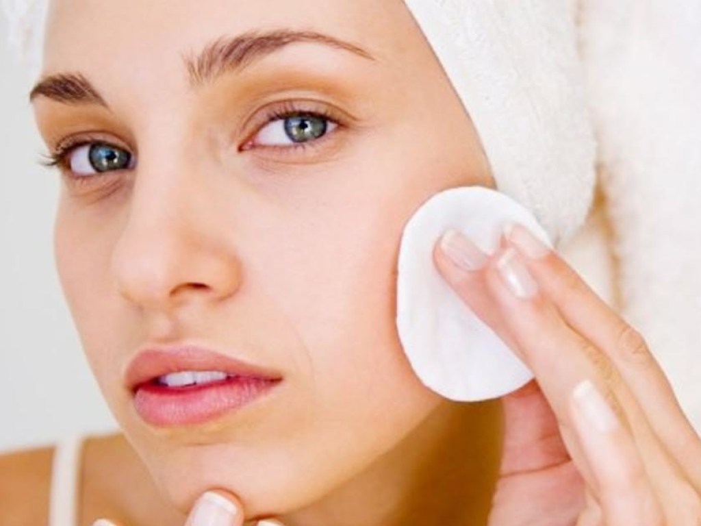 Косметолог: В жару нужно отказаться от тонального крема, но постоянно увлажнять кожу