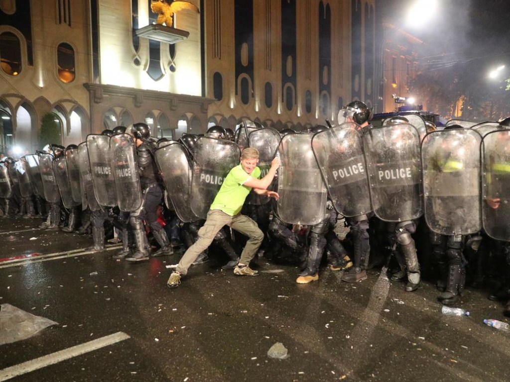 Резиновые пули и слезоточивый газ: силовики разогнали протестующих в центре Тбилиси (ФОТО, ВИДЕО)