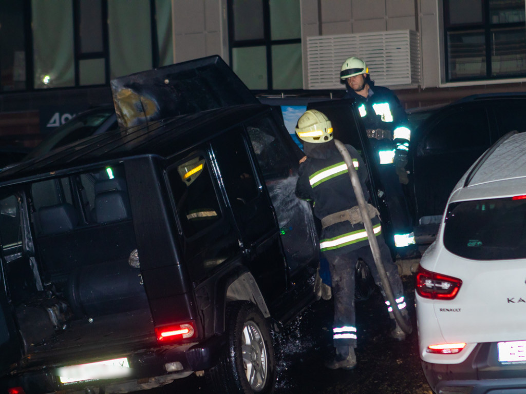 Ночью в Днепре сгорело авто Mercedes Gelandewagen (ФОТО, ВИДЕО)