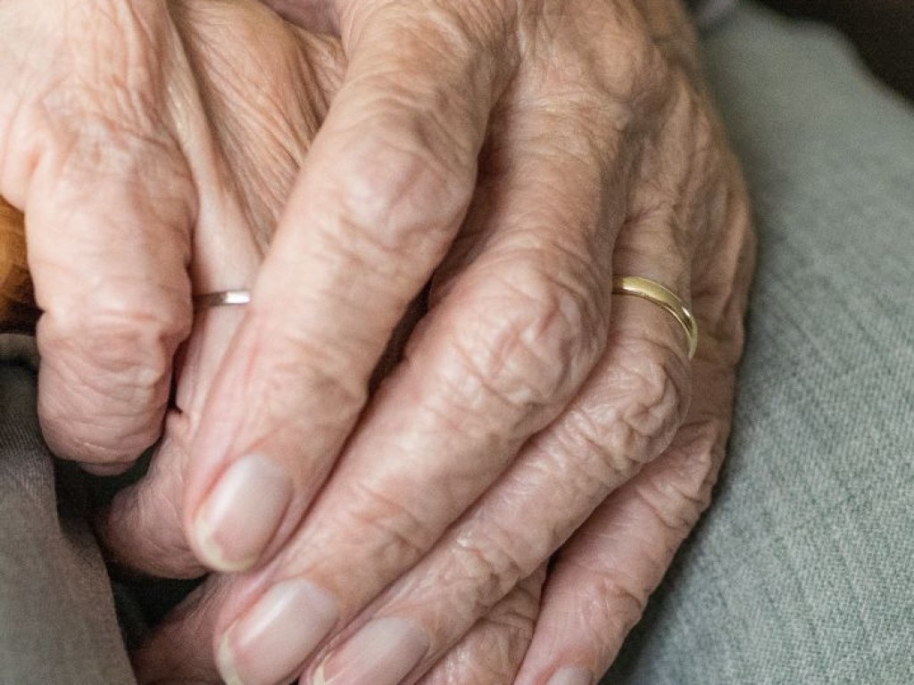 95-летний миллиардер после 35 лет романа женился на 79-летней возлюбленной (ФОТО)