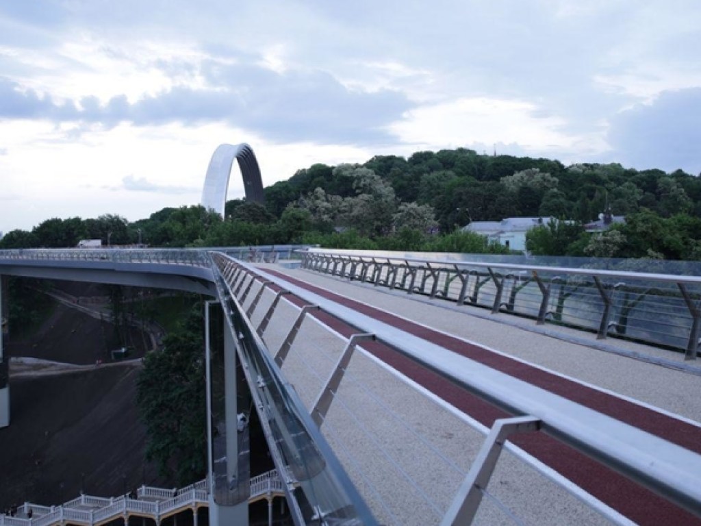 На новом пешеходном мосту в Киеве начали заменять стекла – КГГА