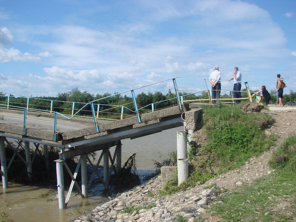 Из-за обильных дождей: в Ивано-Франковской области рухнул железобетонный мост