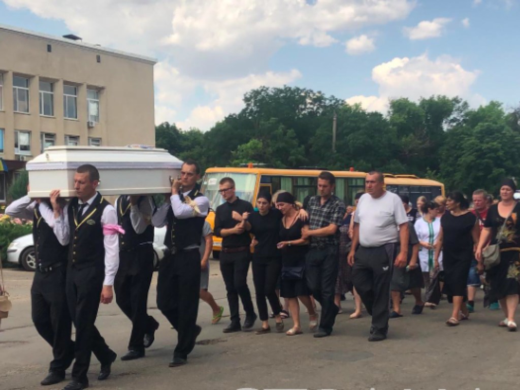 Появились фото с похорон Дарьи Лукьяненко: с девочкой прощаются сотни людей