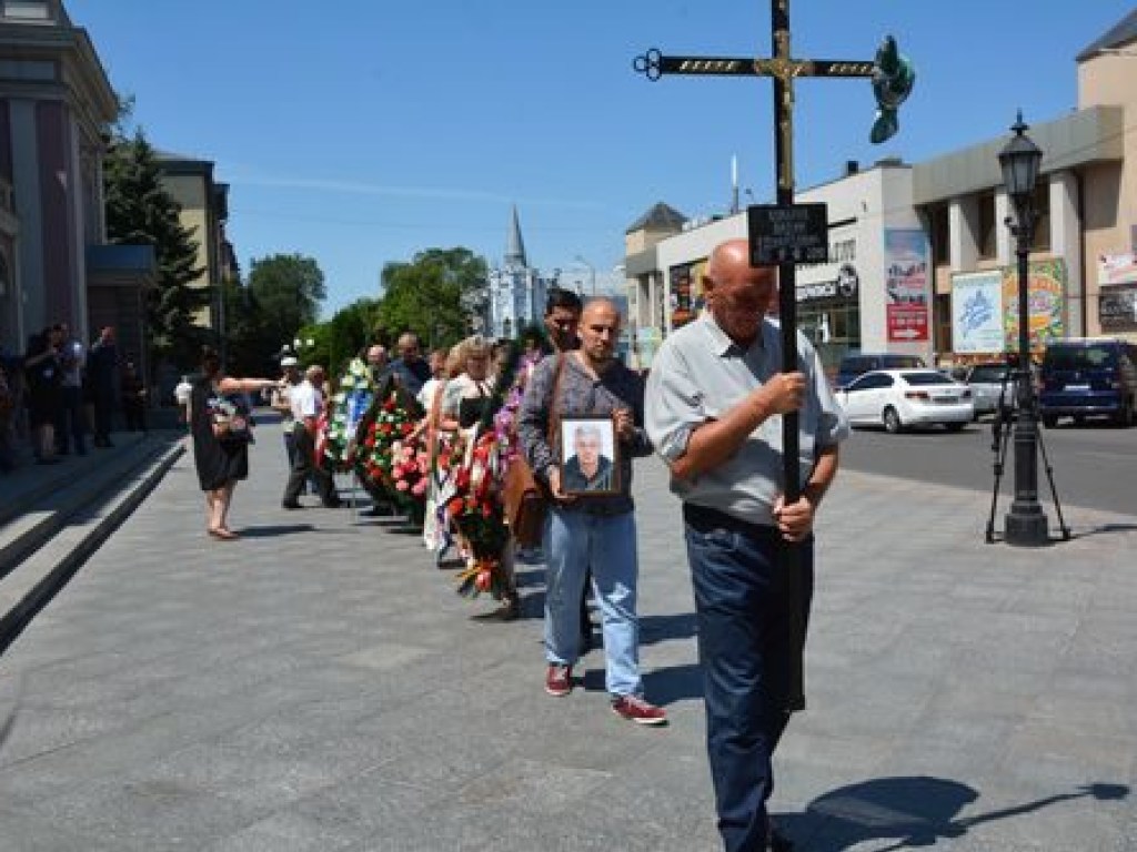 В Черкассах похоронили журналиста Вадима Комарова: фото с траурной церемонии