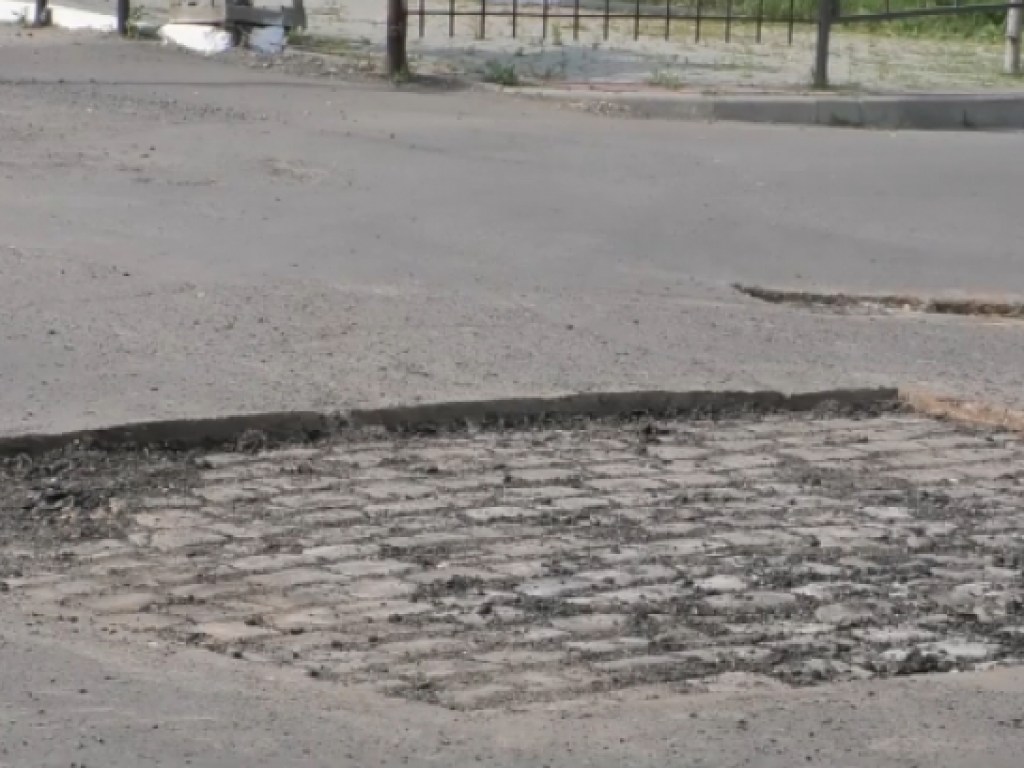 В Ужгороде под асфальтом обнаружили древнюю мостовую (ФОТО, ВИДЕО)