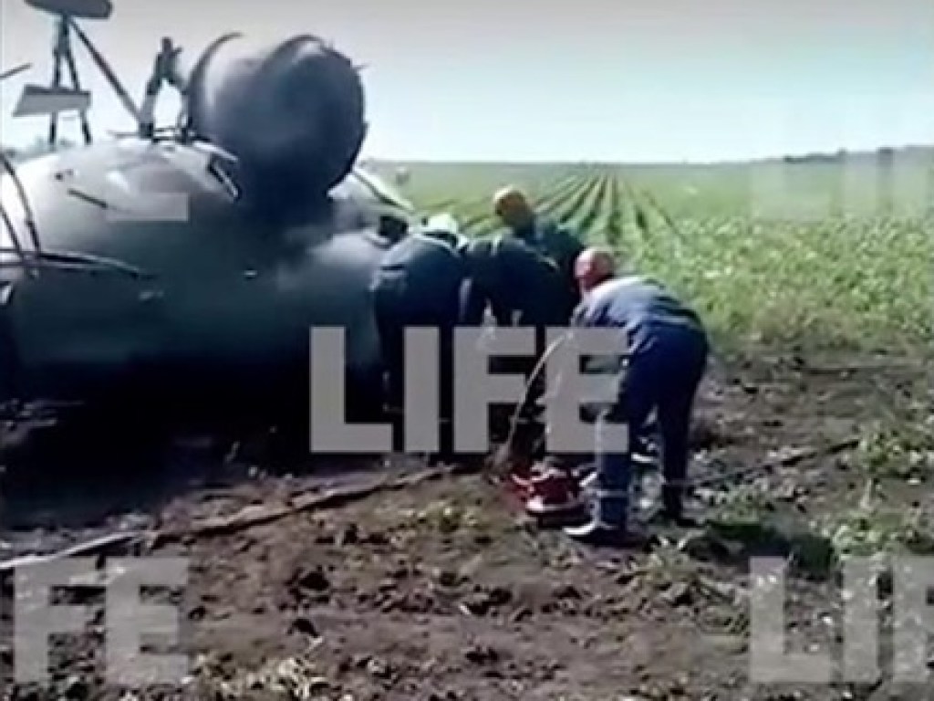 В России на поле рухнул вертолет: пилот не выжил (ФОТО, ВИДЕО)