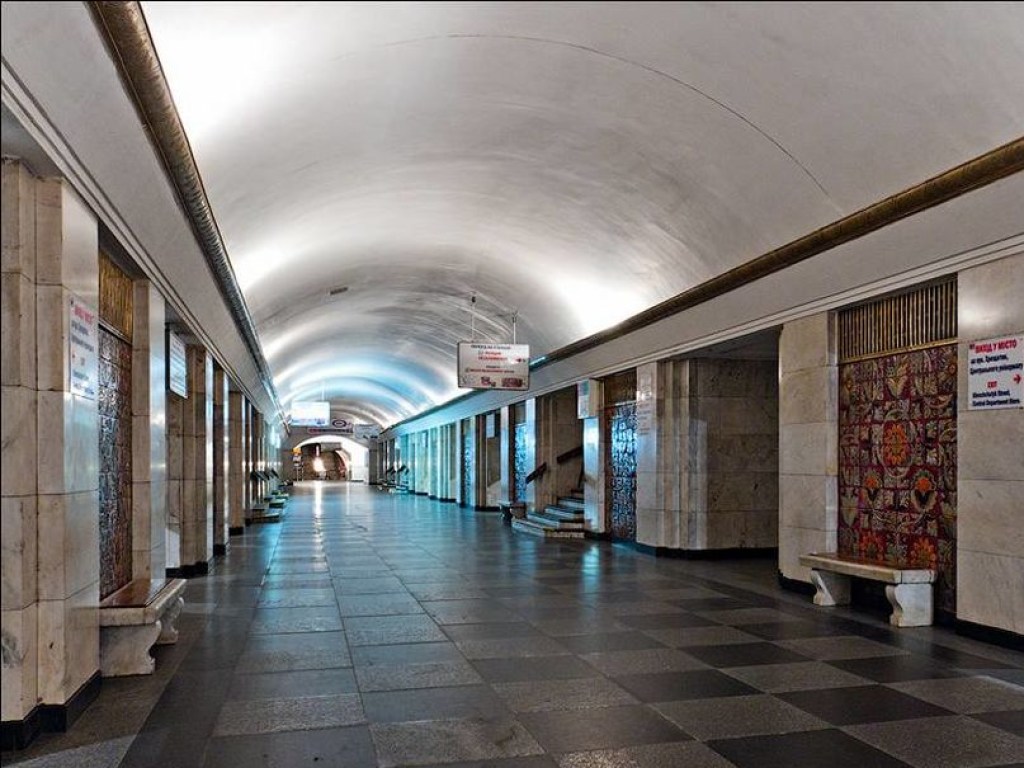 В Киеве на центральной станции метро умерла пожилая женщина (ФОТО)