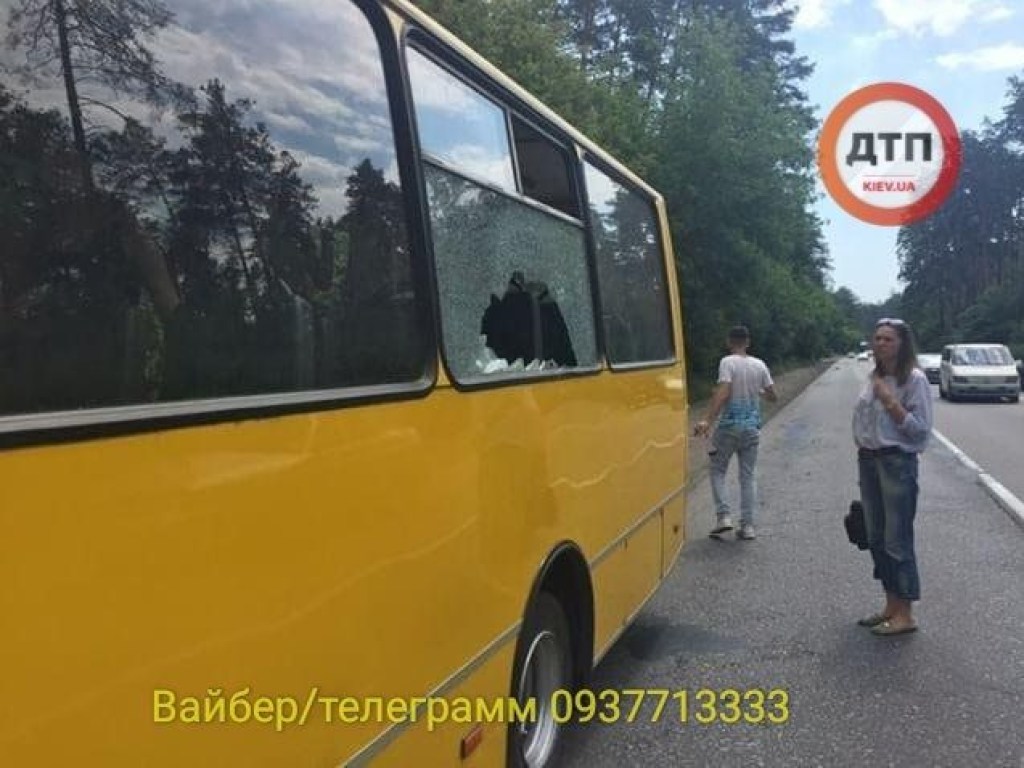 «Пункт назначения»: На трассе под Киевом с легковушки в маршрутку слетела мебель (ФОТО)