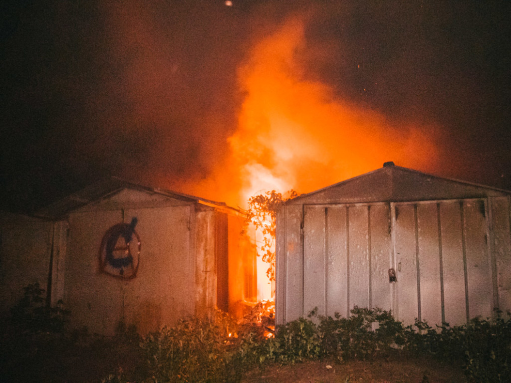 Ночью в Киеве на КПИ горели гаражи (ФОТО, ВИДЕО)