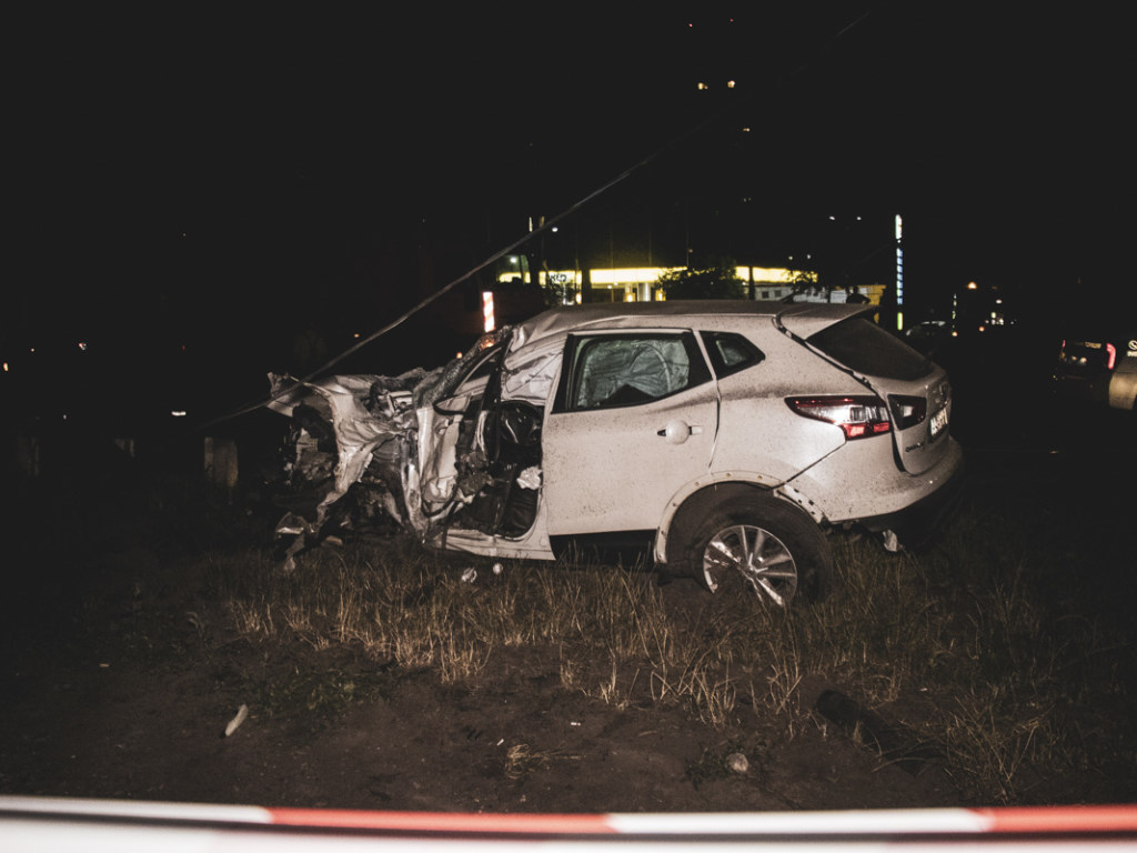 В Киеве Nissan вынесло с дороги, машина свалила столб (ФОТО, ВИДЕО)