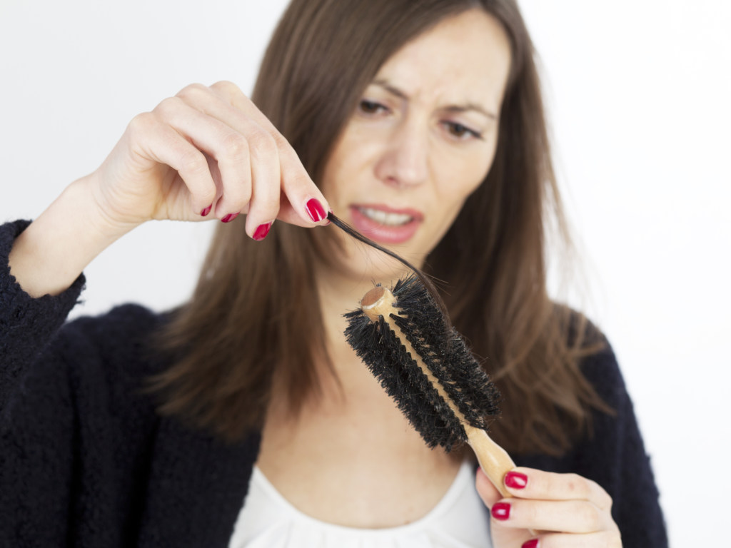Дерматологи назвали причину выпадения волос