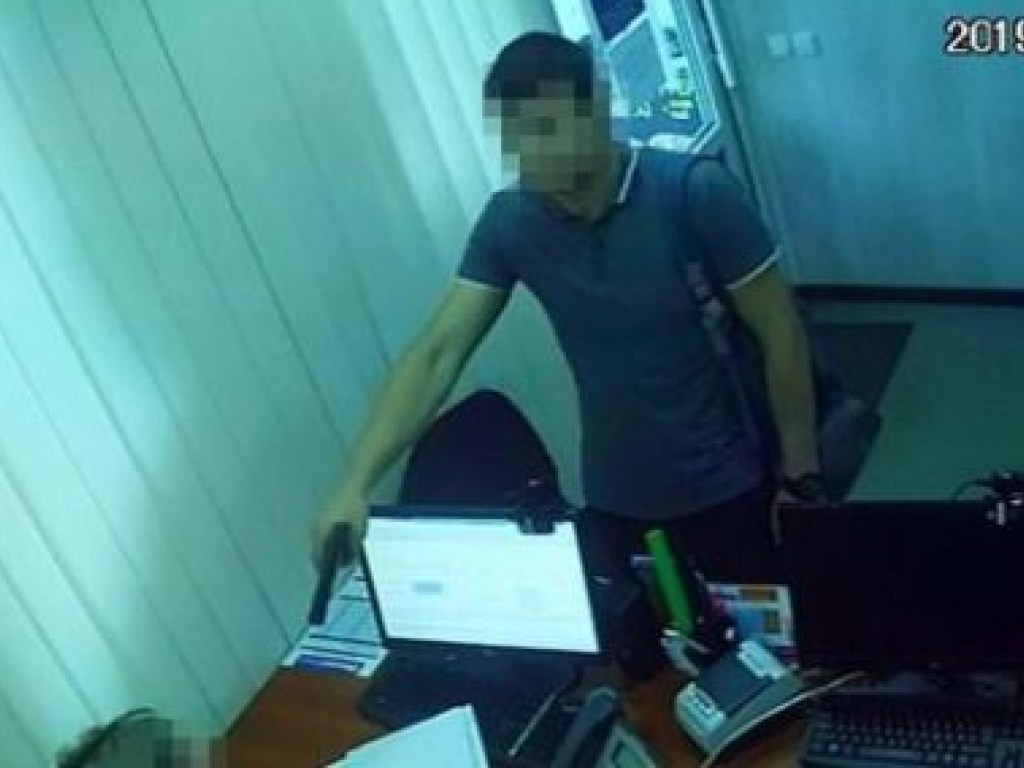 «Растерялся и убежал»: В Днепре парень напал на офис «ШвидкоГроші» (ФОТО)