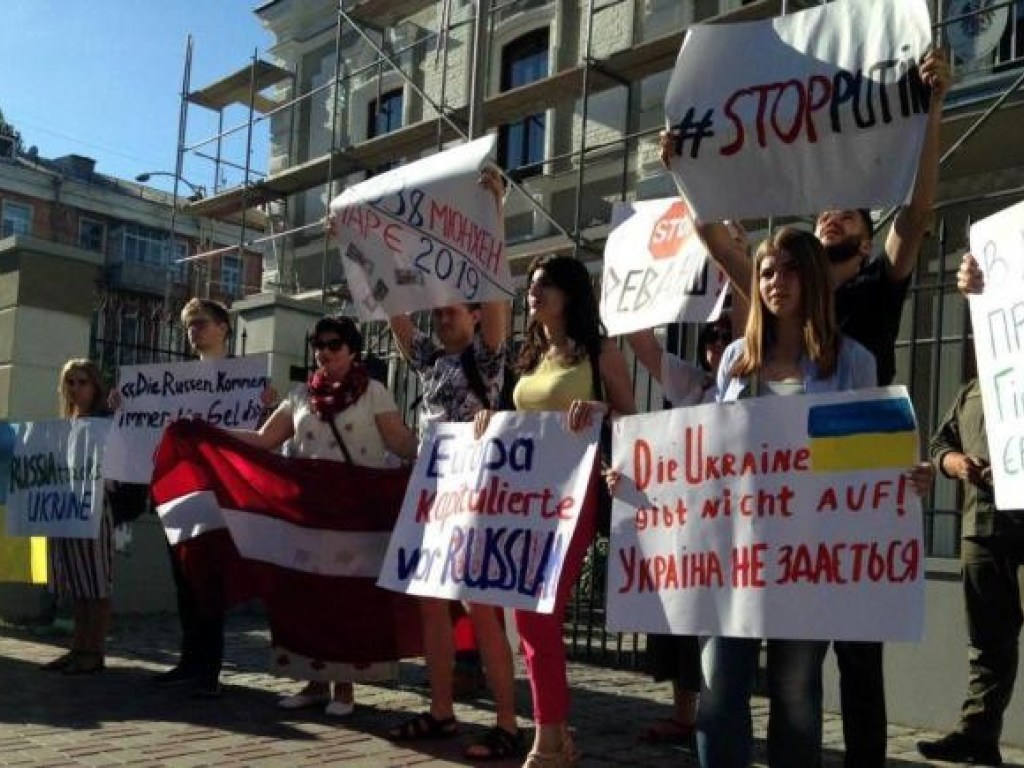 В Киеве пикетировали посольства государств, голосовавших за возвращение РФ в ПАСЕ (ФОТО)