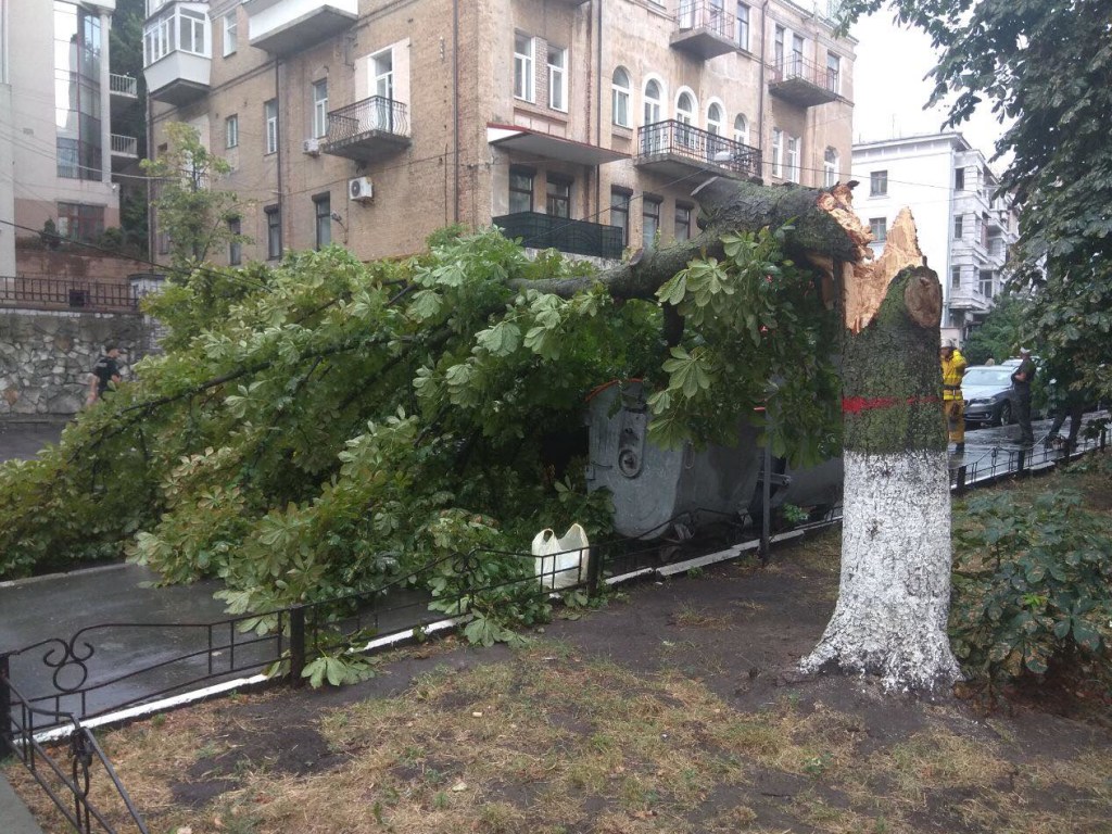 «Шторм в столице»: ветер обрушил обшивку моста Метро прямо на автомобили (ФОТО, ВИДЕО)