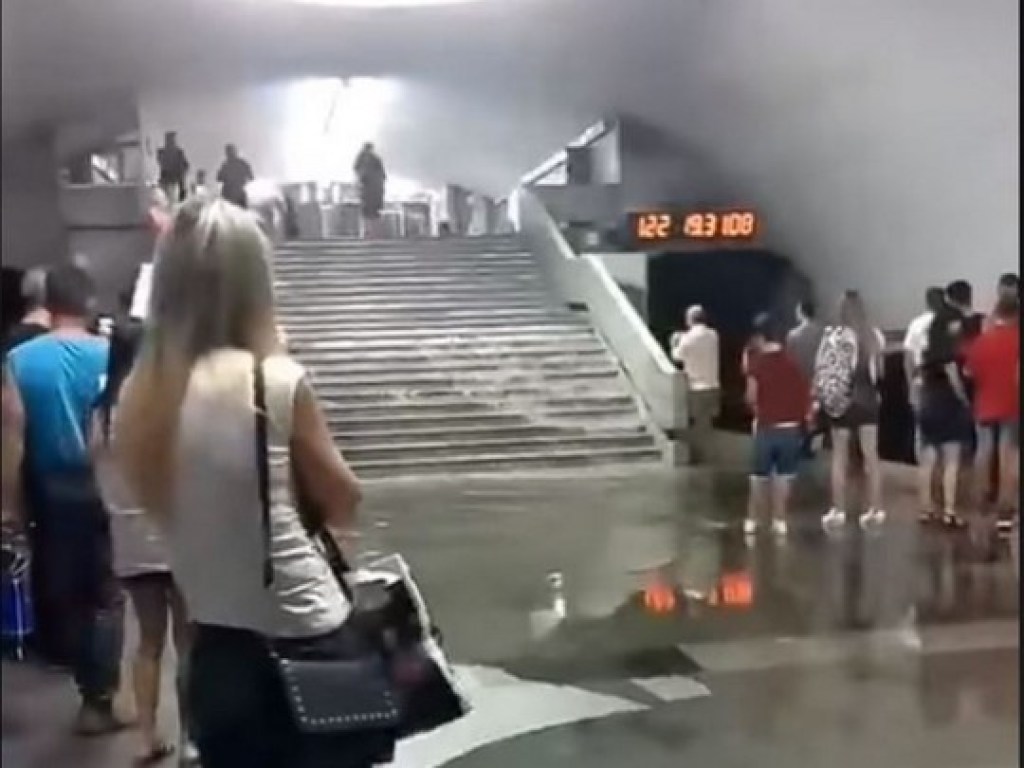 В Харькове затопило станцию метро: появилось видео